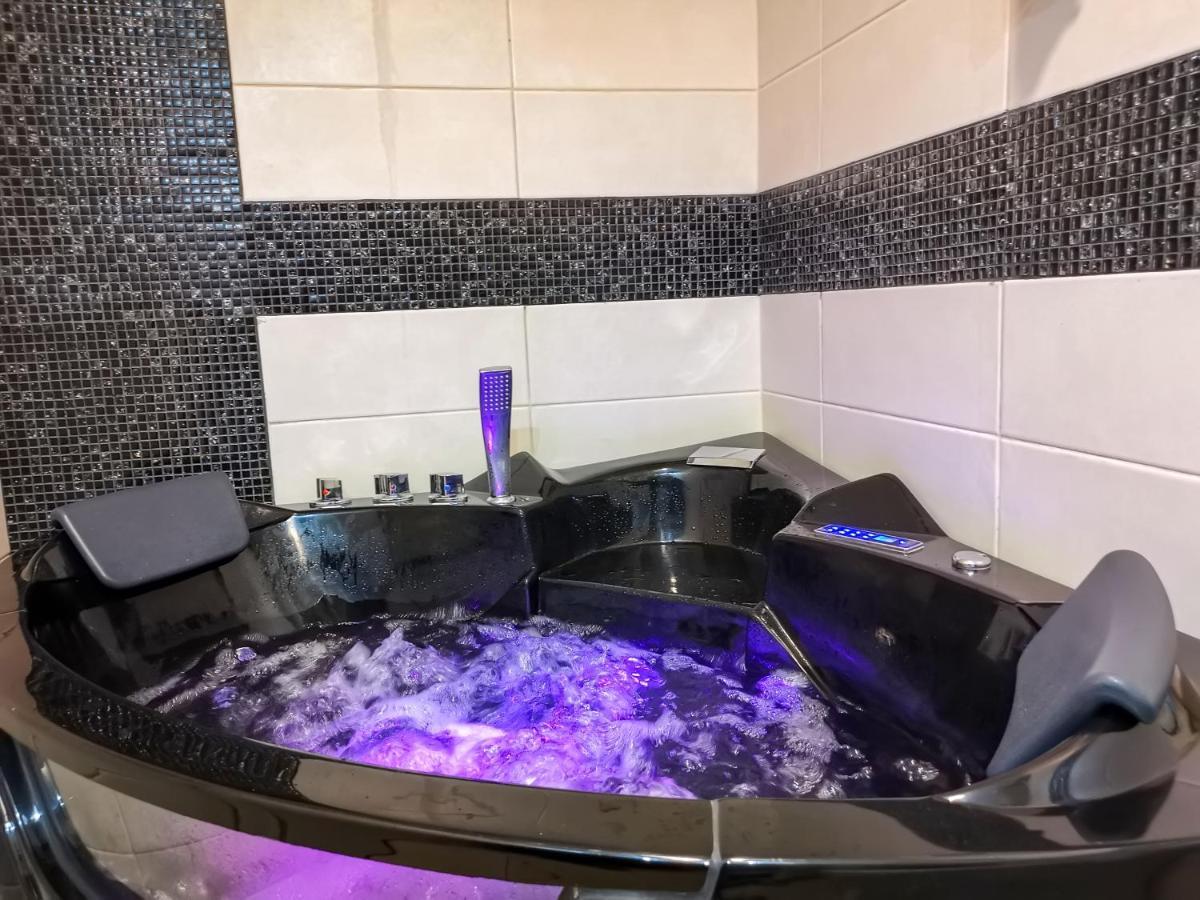 Ferienwohnung Spa Apartman Red Passion Belgrad Exterior foto